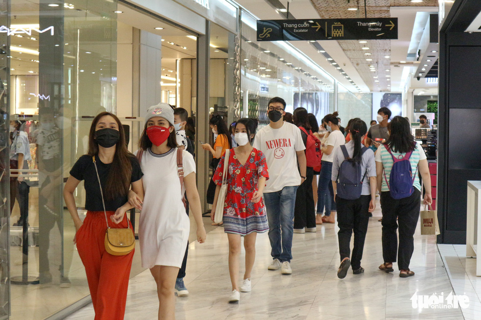 Ho chi minh city people crowd shopping malls for black friday sale